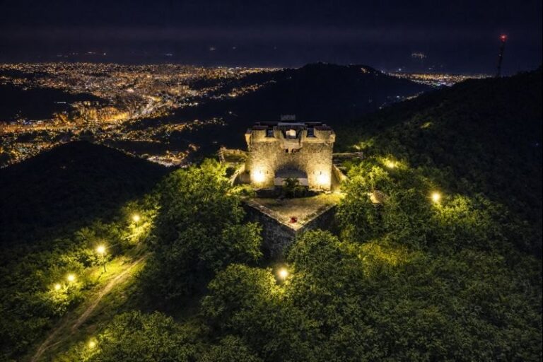 Veduta notturna del forte illuminato