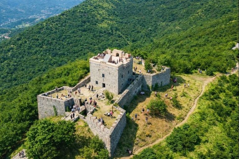 Veduta aerea di Forte Puin nel paesaggio genovese